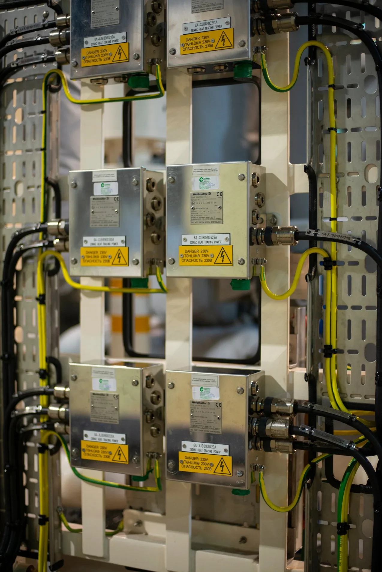 Electrical junction boxes for heat-tracing power control